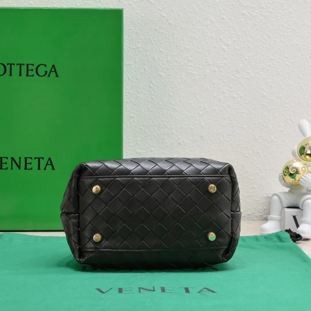 Batch 1560 #Bv Small Intrecciato woven leather bowling bag with detachable crossbody strap, single interior flat pocket, zipper closure "Classic weaving craftsmanship" is an indispensable symbol of the brand🔥. The meticulous weaving craftsmanship not only makes the bucket bag show a sense of high-end, but also adds a sense of agility to it, exuding a simple and elegant beauty. It is made of soft and delicate sheepskin texture. It is light and comfortable, and reveals a sense of high-end everywhere. The color matching is refreshing and clean, and the upper body is aged~concave shape! A bowling bag that can be used for both work and leisure. Size: 20.5*15.5*10cm, model: 7460#